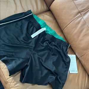 lululemon (XL) Double-Layered Mesh Mid-Rise Short 5"